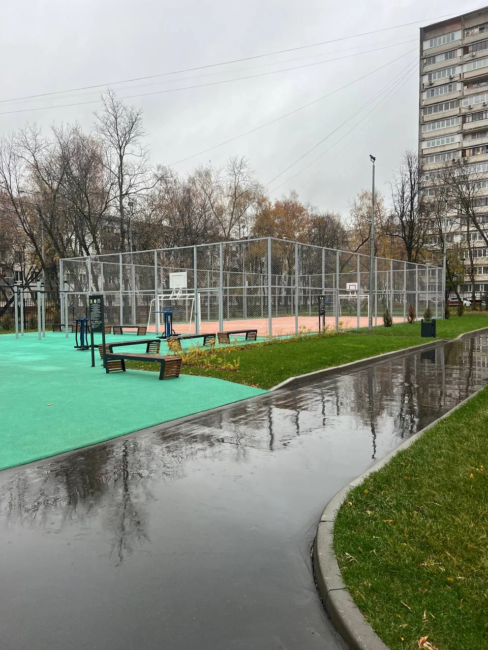 Спортивная площадка с оцинкованным ограждением и зоной благоустройства